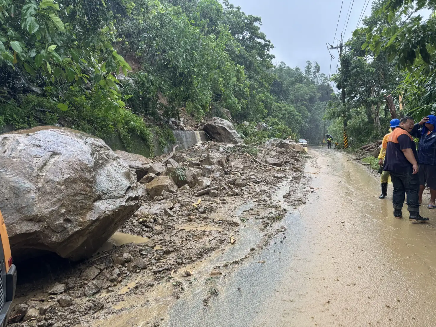 嘉義縣大埔鄉台3線路段因連日豪雨發生大規模落石與土石滑落,導致道路雙向受阻。(圖/中埔分局提供)