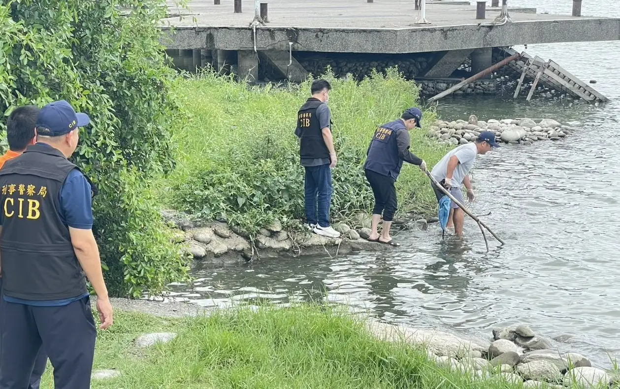 警方專案小組於高雄蓮池潭岸邊進行打撈作業,搜尋歹徒棄置之作案工具。 (圖/刑事局南打提供)