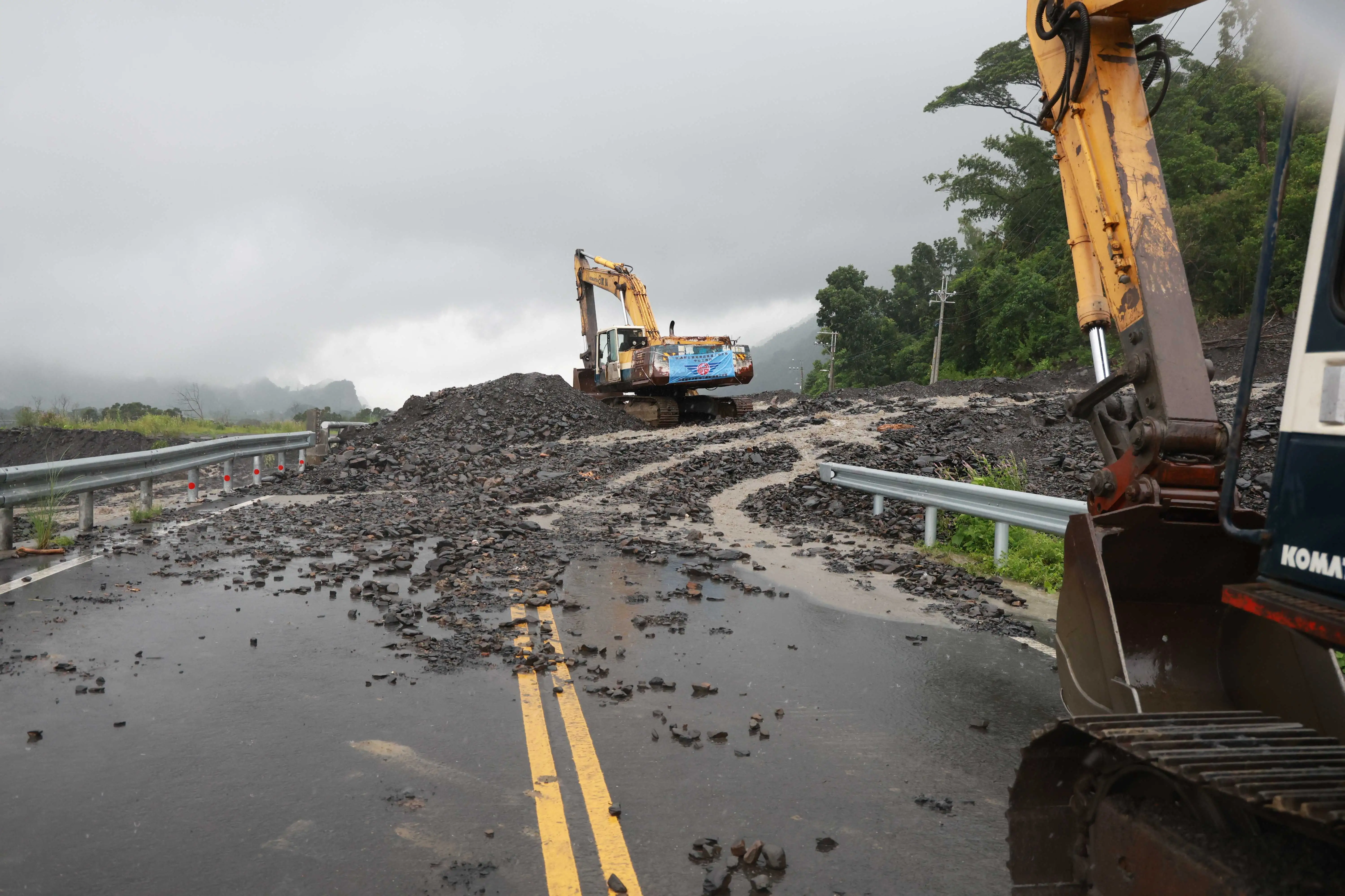 六龜區六津橋道路為通往扇平山莊及不老溫泉區的重要通道，公路總局現場全力搶通及清淤，確保交通順暢。（圖/高雄市政府提供)