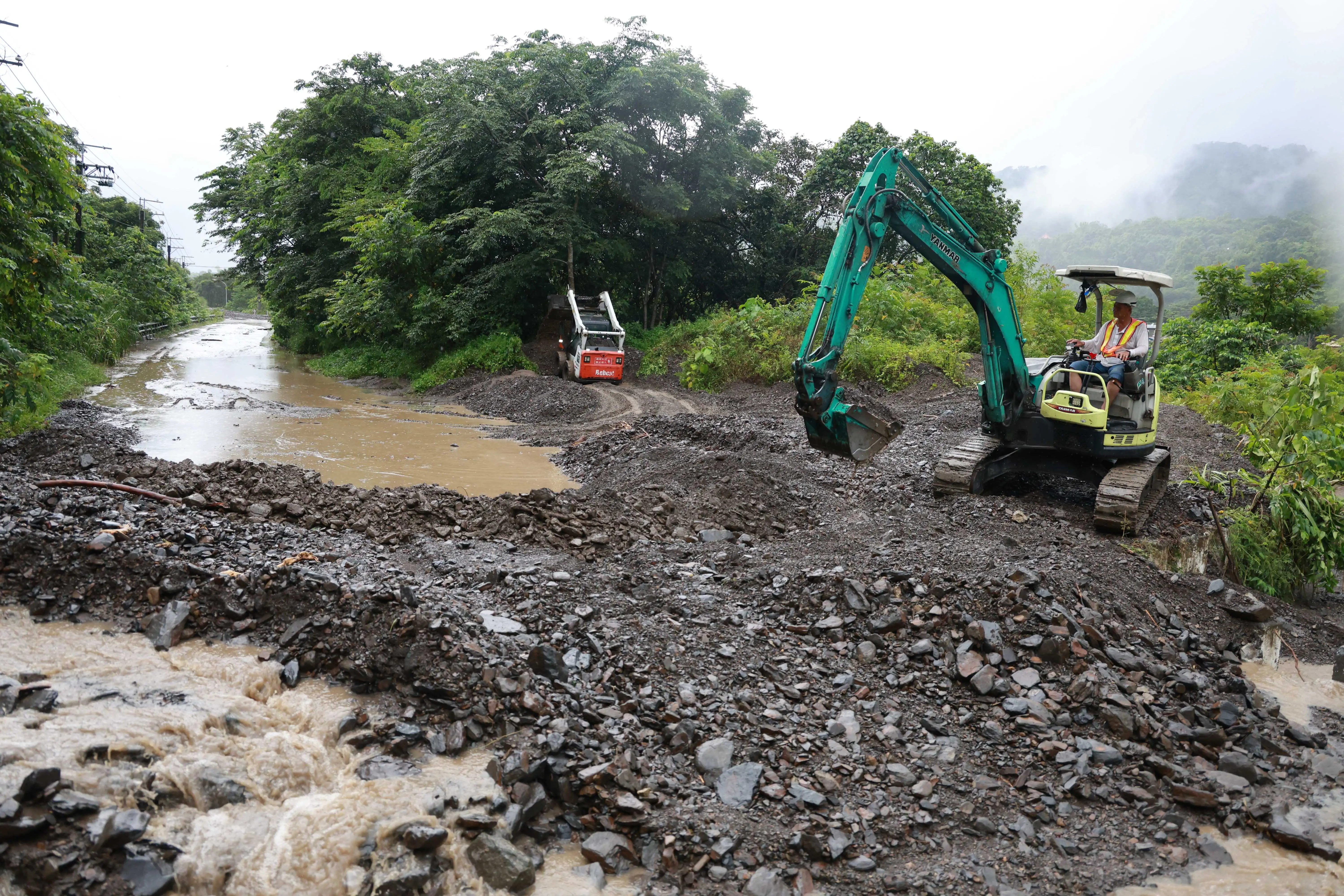 六龜區六津橋道路為通往扇平山莊及不老溫泉區的重要通道，公路總局現場全力搶通及清淤，確保交通順暢。（圖/高雄市政府提供)