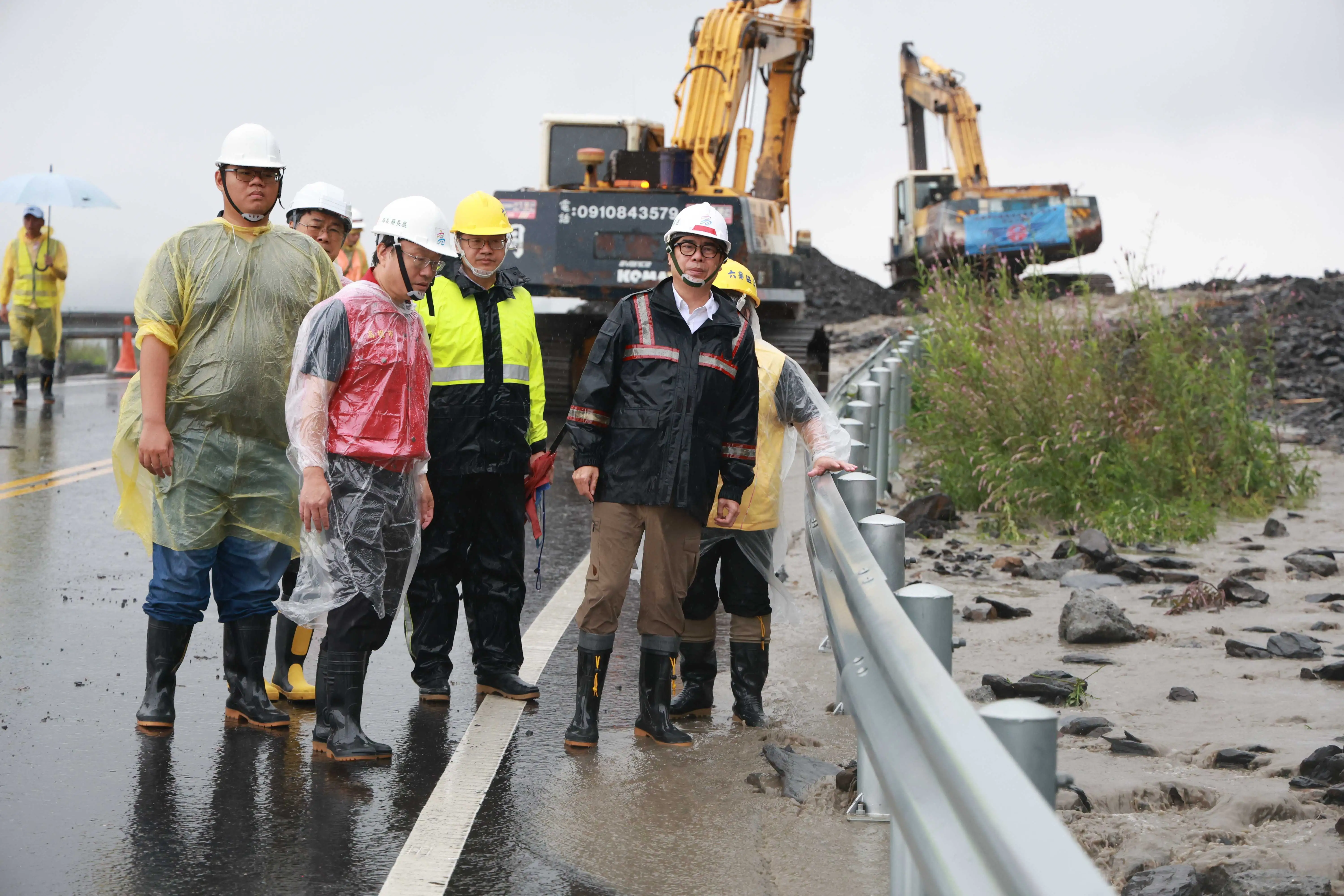 六龜區寶來高133線0K+500路段因土石流受損，市長陳其邁親臨現場督導搶通作業，全力守護山區居民的行車安全。（圖/高雄市政府提供)
