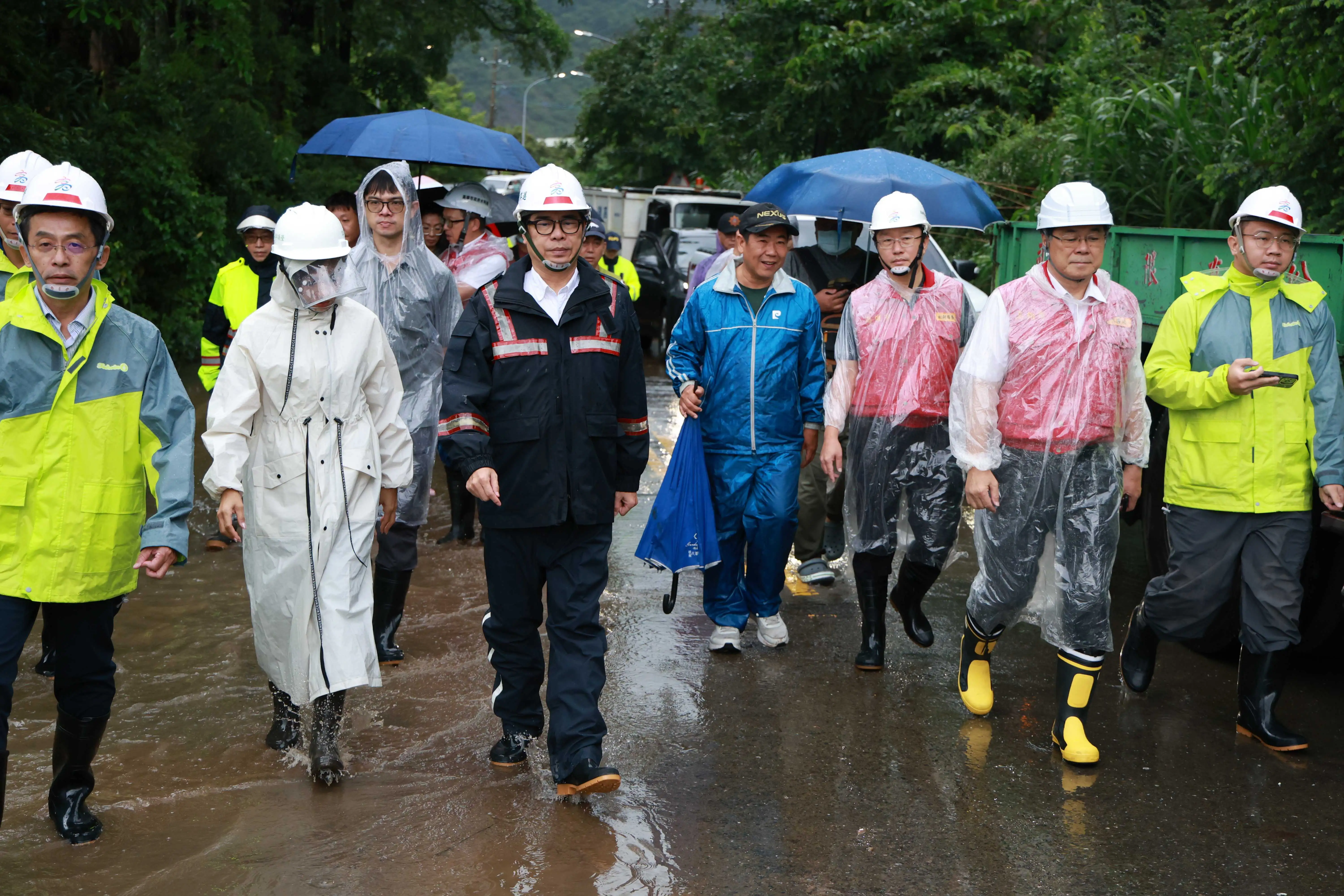 市長陳其邁今日上午前往六龜區六津橋，親自視察道路搶通作業，並提醒市民持續警戒，嚴防落石及土石流等災害發生。（圖/高雄市政府提供)
