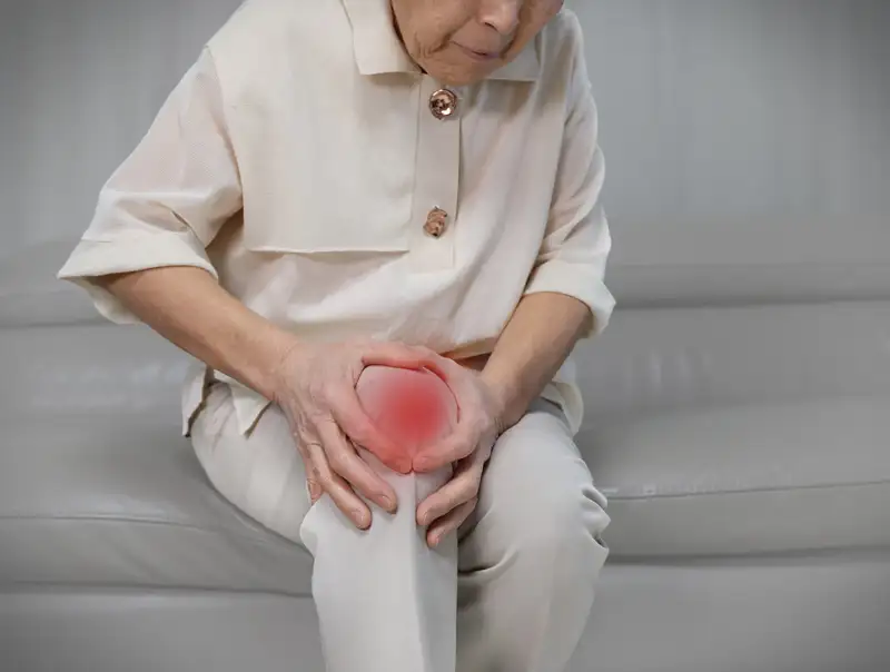 長期缺乏礦物質恐加速骨質流失,提升骨質疏鬆與關節疼痛風險,專家建議中老年人應適當補充鈣質與礦物質,維持骨骼健康、預防退化性病變。(圖/紅崴科技提供)