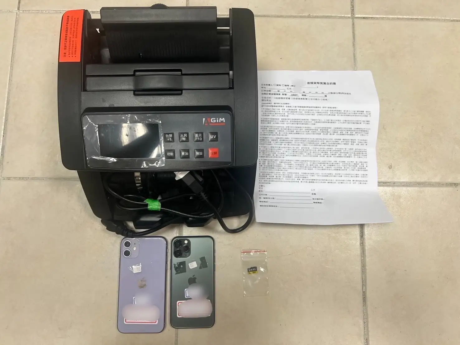 警方查扣詐騙用偽造合約書、點鈔機、手機與監視器等證物。(圖/高雄警察局左營分局 提供)