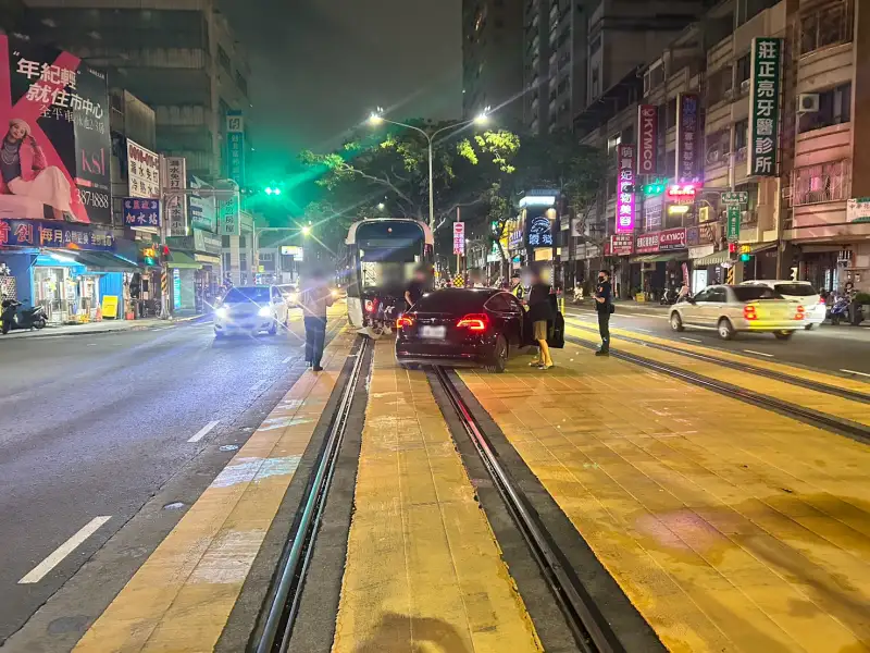 違規左轉釀禍！小客車擦撞輕軌　駕駛涉公共危險罪遭查辦