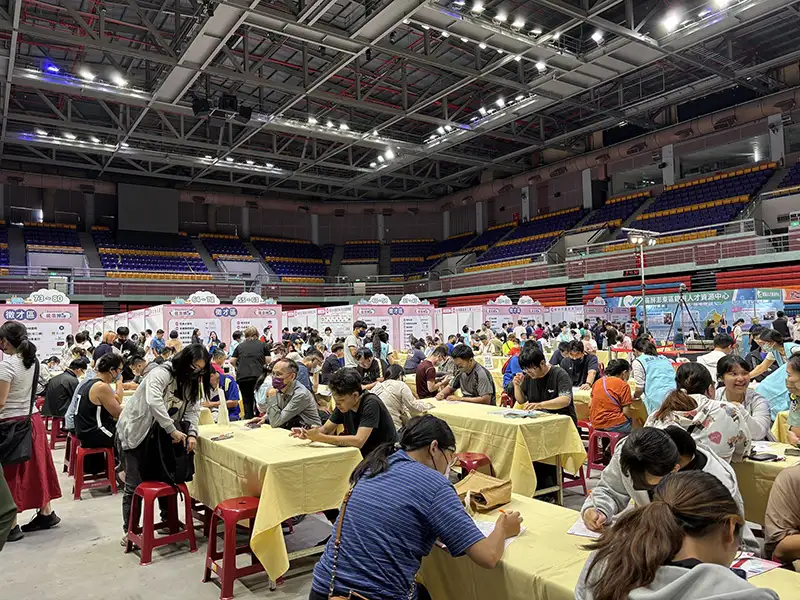 高分署攜手高市勞工局舉辦徵才活動,現場吸引大批求職者參與面談。(圖/勞動力發展署高分署 提供)