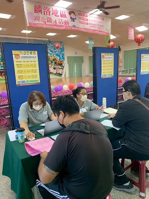 屏東各地同步辦理在地徵才活動,企業現場與求職者面談。(圖/勞動力發展署高分署 提供)