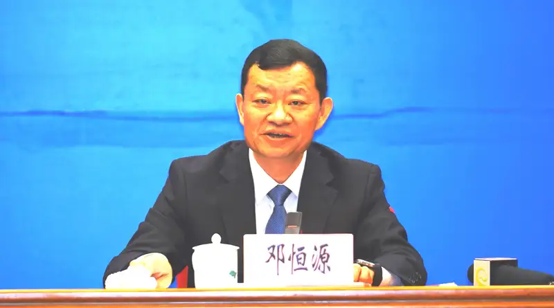 雲南省台辦主任鄧恒源於雲台會新聞發布會上,並就媒體關注議題回答提問,展現深化兩岸交流合作的積極態度。(記者劉美祺翻攝)