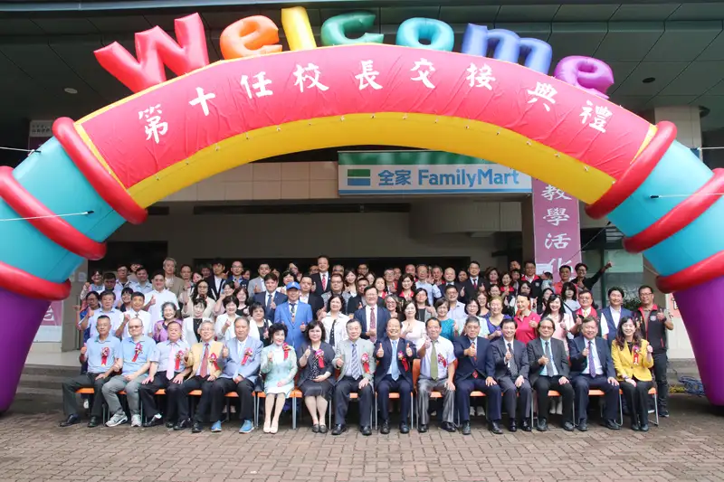 中華醫大第10任校長交接典禮，來自產官學界貴賓齊聚，合影留念，場面盛大隆重。(記者張振興攝)