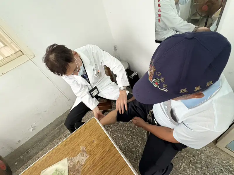 家庭醫學科醫師於東石鄉港口衛生室為長者問診診療，針對災後感染風險進行健康評估與衛教，落實防疫與照護並進。(圖/東石鄉衛生局 提供)
