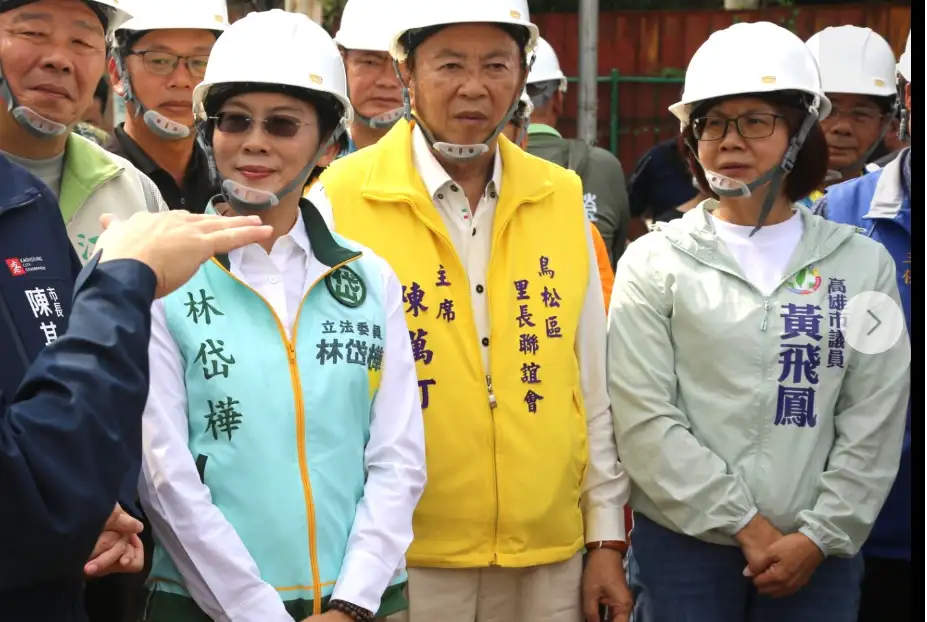市議員黃飛鳳與市長陳其邁、立委林岱樺、許智傑及水利局團隊，實地會勘仁武十九灣滯洪池與後勁溪拓寬工程，了解現場施工進度與整體規劃。（記者吳文生攝）