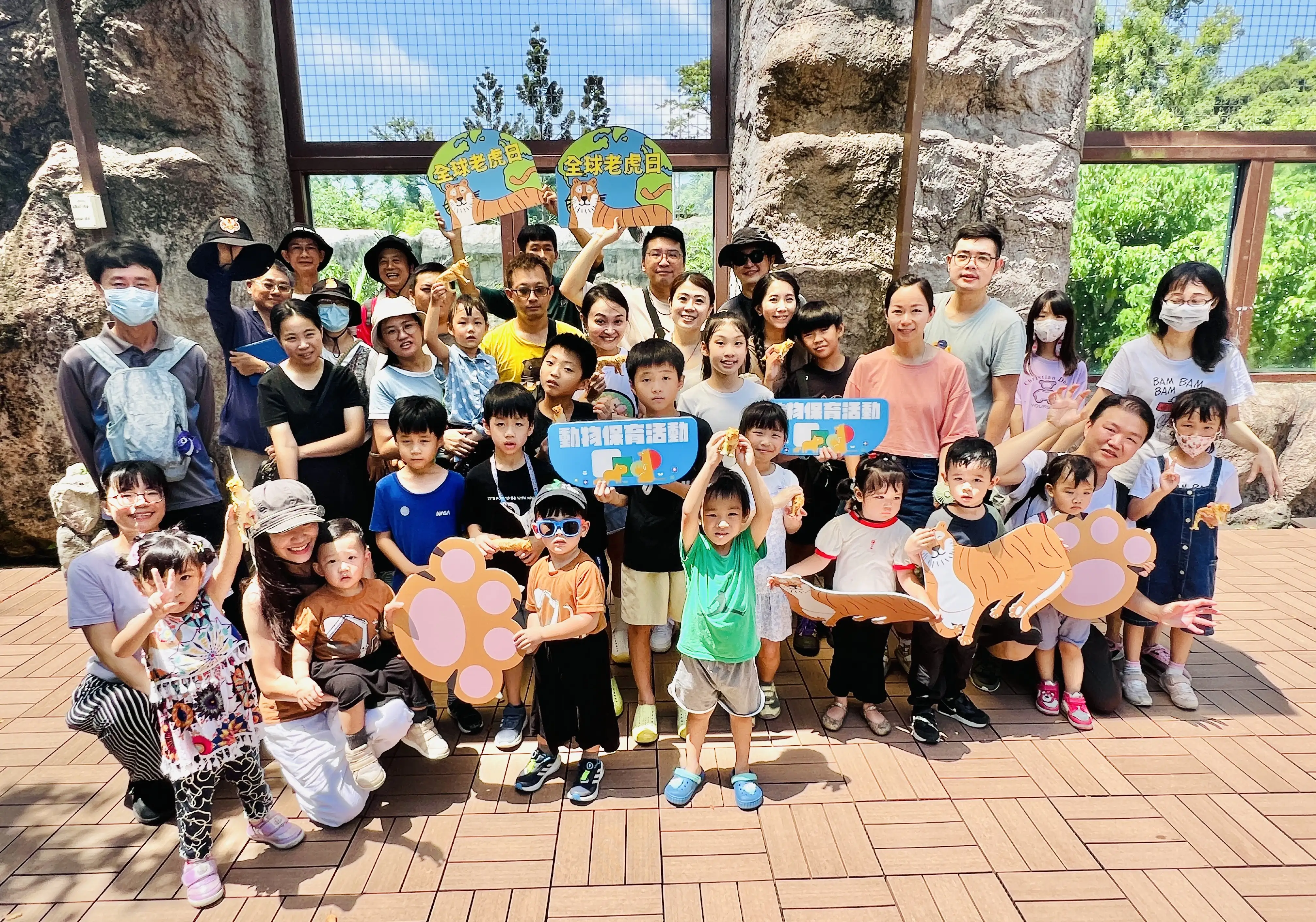 響應國際老虎日，壽山動物園保育員導覽介紹園區內的老虎，深化民眾保育意識。（吳文生翻攝）