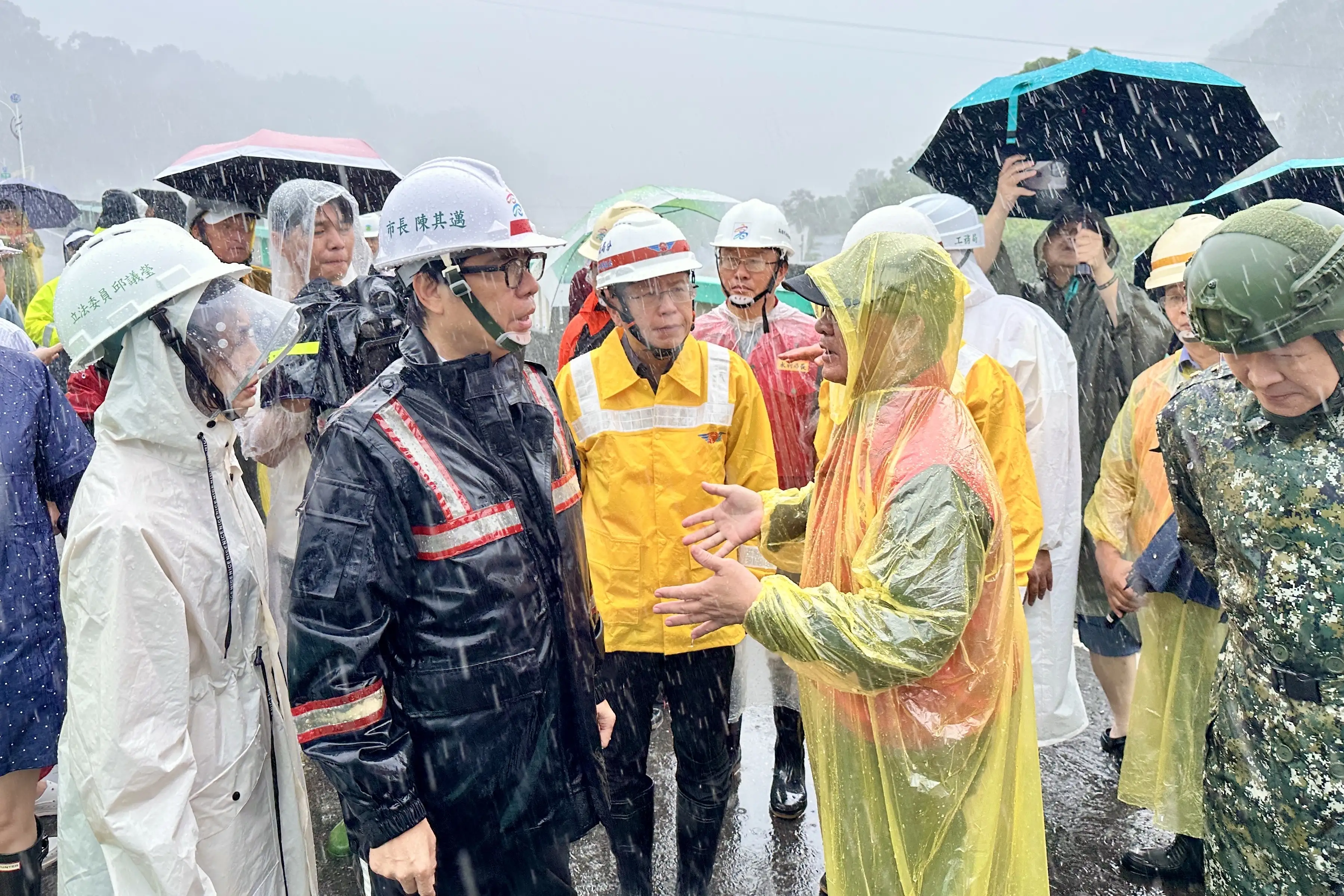 長陳其邁實地勘查寶來二號橋，關心道路搶通進度，並感謝公路總局與軍方人員全力投入。（高雄市政府提供）