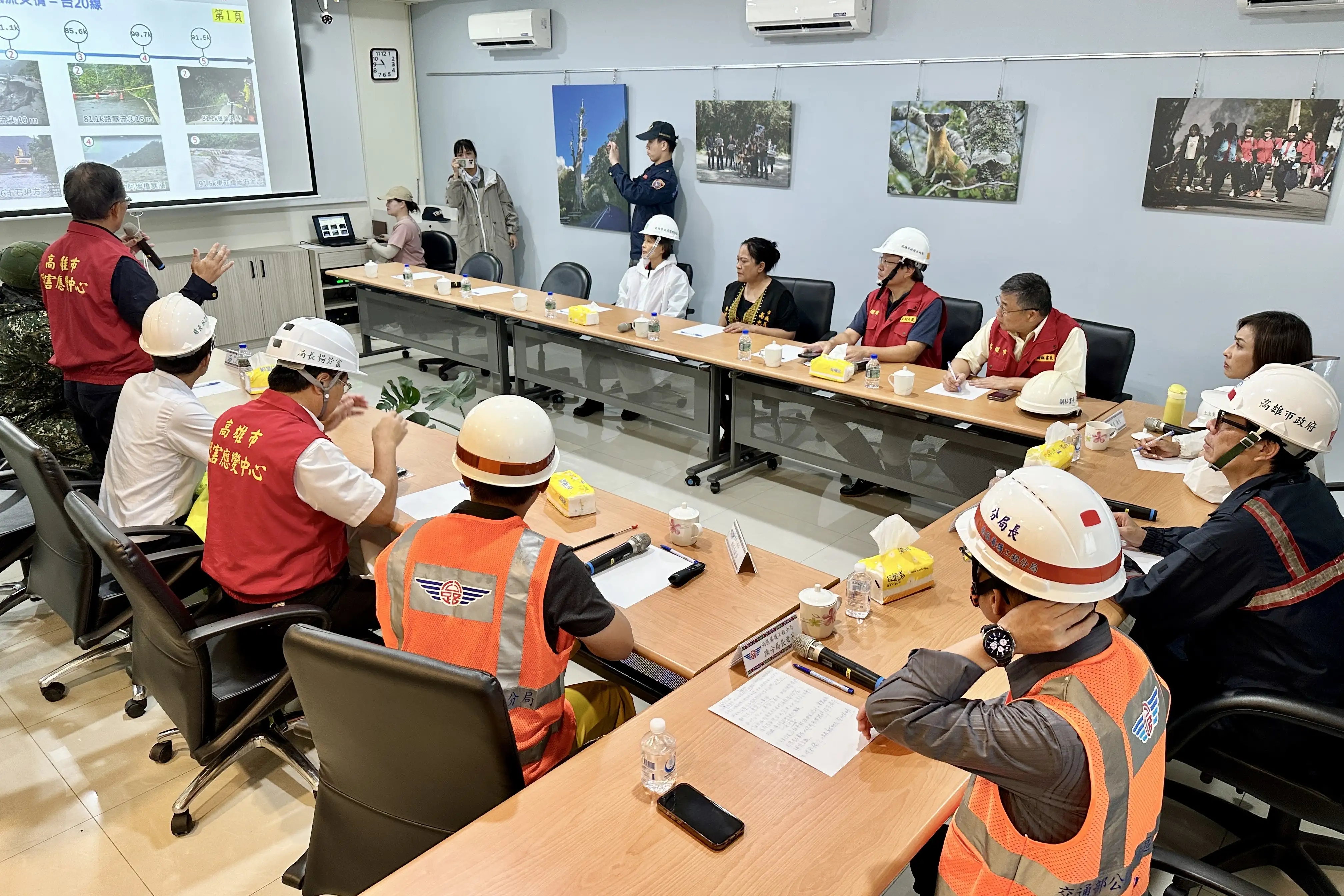 市長陳其邁今（31）日上午親赴現場視察，聽取公路總局、水利局等單位簡報。（高雄市政府提供）
