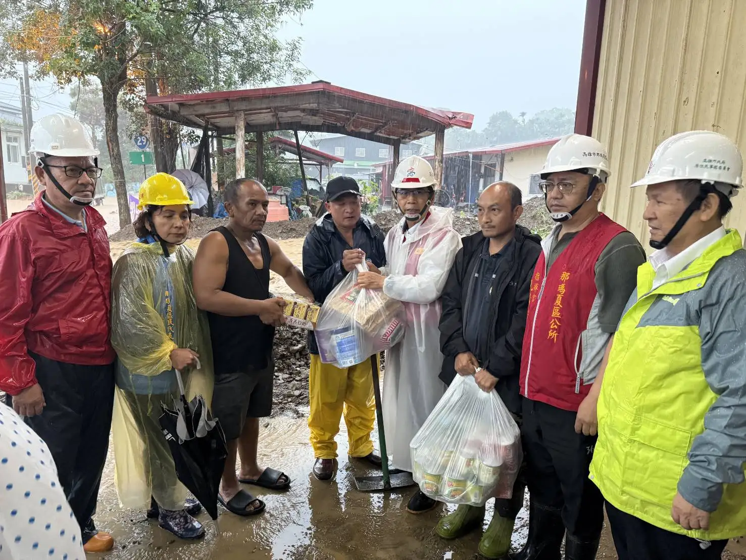 林副市長前往南沙魯安置處所慰問撤離住民,親自致贈慰問品,表達市府關懷與支持之意。(高雄市政府提供)