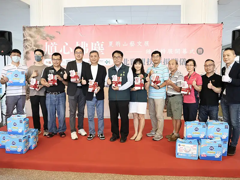黃偉哲感謝夏荊山基金會與北醫盟結合藝術與公益,捐贈長照物資支持機構。(圖/台南市政府 提供)