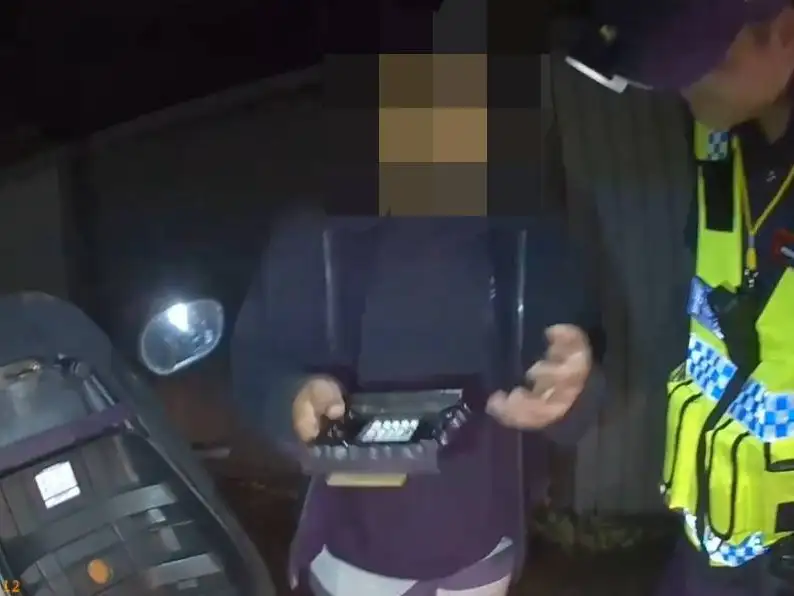 歸仁警巡邏查車異狀，神主牌藏彩虹煙與K他命。(圖/南市警察局 歸仁分局)