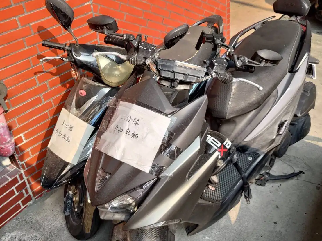 警方查扣製造假車禍工具之機車兩輛,涉案車輛在高雄市區特定路段反覆製造車禍詐領保險金。(圖/刑事局南打提供)