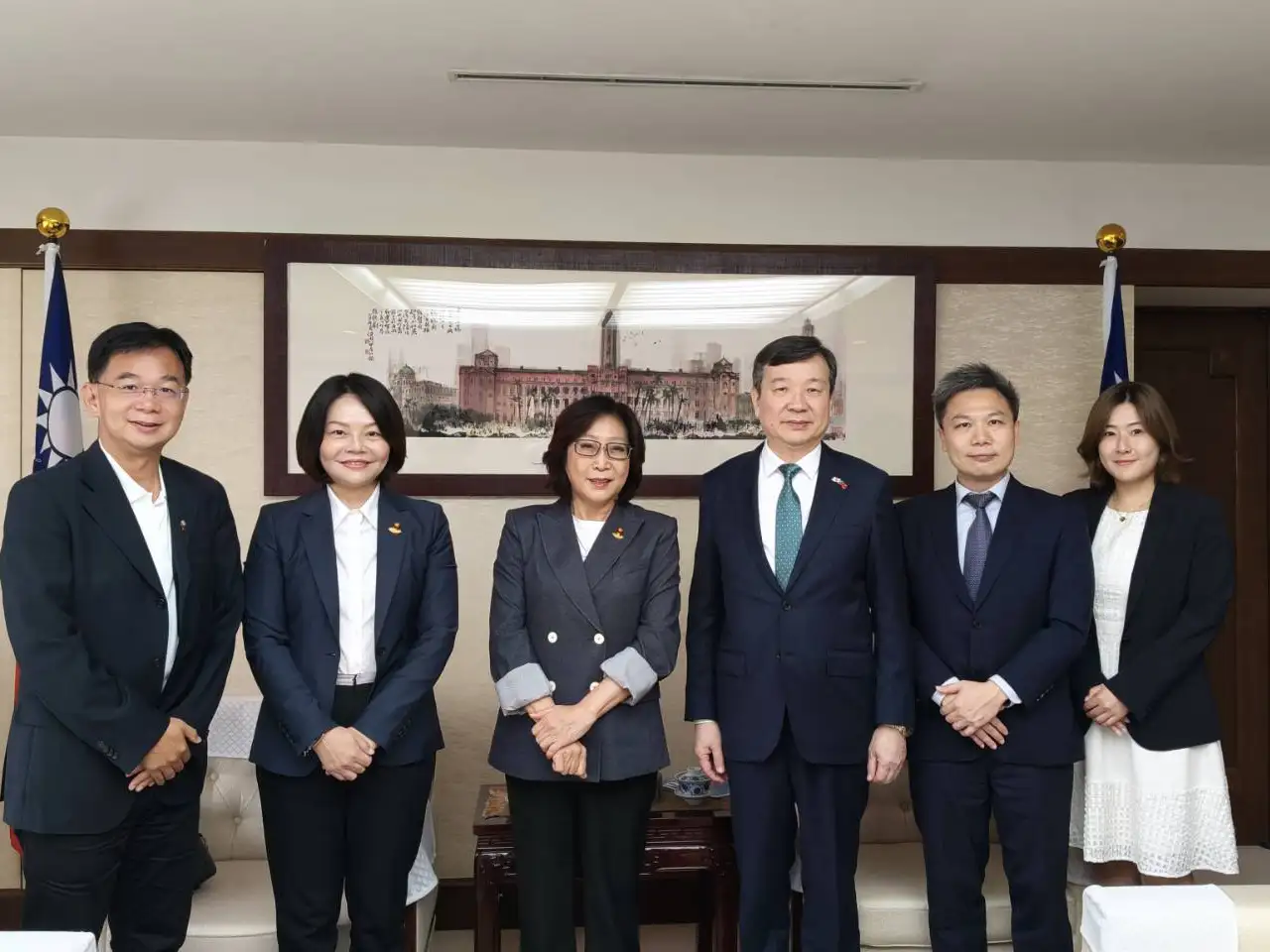 高雄市議長康裕成率議員郭建盟、湯詠瑜,拜會我駐日代表李逸洋,就台日地方議會外交、城市交流等議題熱絡交換意見。(高雄市議會提供)
