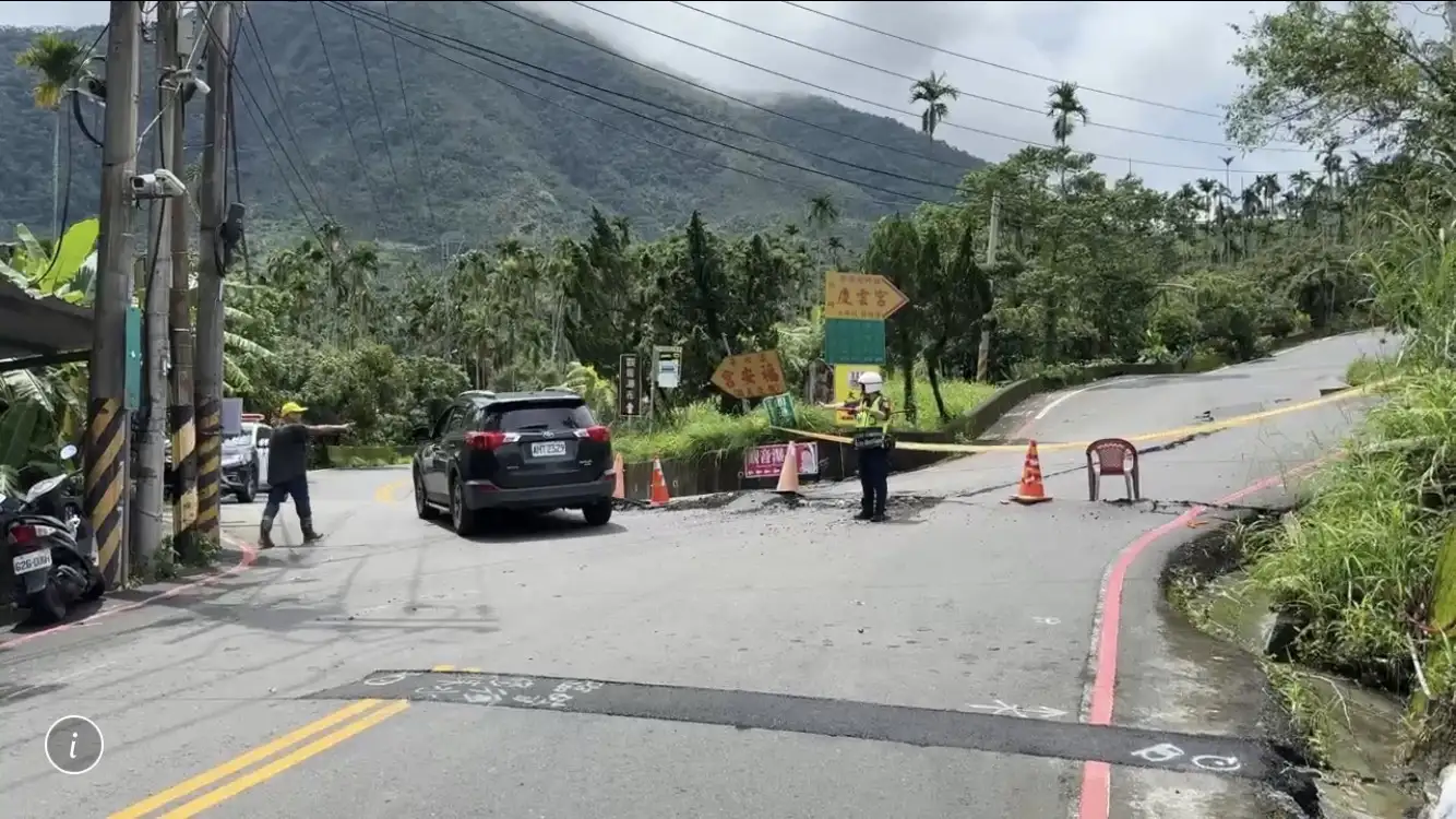 竹崎分局派員警在現場封閉危險路段執行交通管制。(圖/竹崎分局提供)