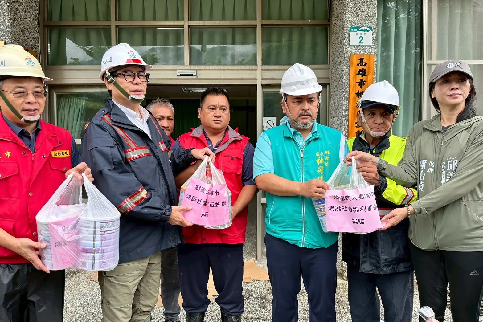 陳其邁前往桃源區公所,運送超過千份乾糧、泡麵、奶粉、尿布等基本物資,慰問收容民眾,強調市府會持續補充生活所需品。(記者吳文生翻攝)