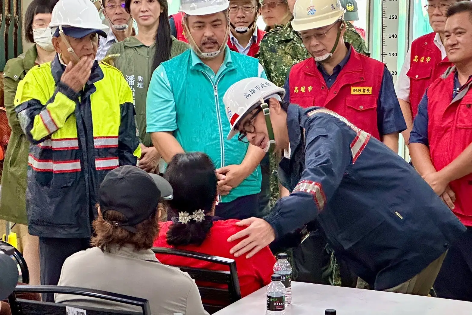 針對南橫公路坍方造成一家五口墜谷事件,市長陳其邁至現場關懷受災家庭,致上慰問金,並承諾市府將全力照顧受災學生。(記者吳文生翻攝)