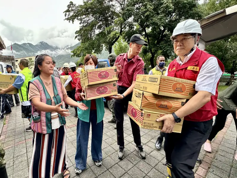 豪雨重創高雄山區　陳其邁勘災送物資並慰問受難家庭