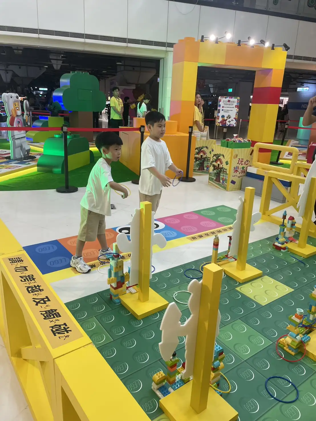 「Let's Take a BRICK!」樂高主題互動展於新光三越台南新天地熱鬧登場,現場設置多項趣味關卡,玩心滿載 (圖/記者林怡孜攝)