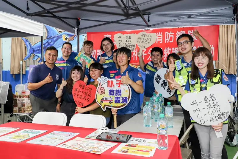 朴子義消大隊於嘉義縣社區治安觀摩會設攤推廣CPR與AED急救知識。(記者張振興翻攝)