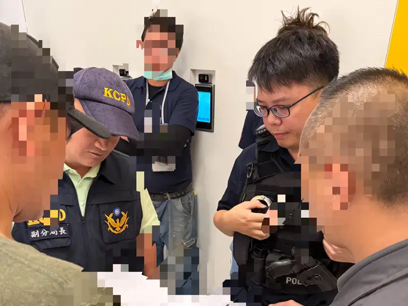 高雄市左營區某醫院因產權糾紛，兩派人馬保全人員發生口角衝突，警方將雙方隔離並全程蒐證。(圖/左營分局提供)