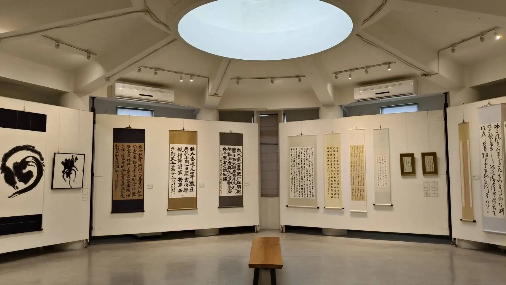 十一位科技界的書篆家,即日起在高雄市明宗書法藝術館,展出「台灣科技人書法篆刻聯展-格物致知」。(記者蔣宜安攝)