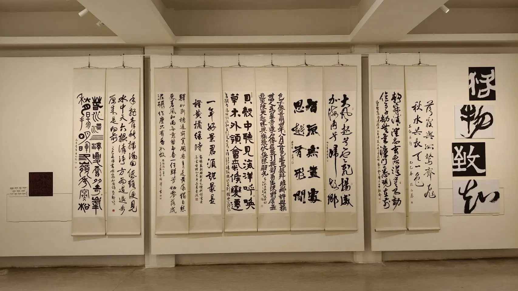 十一位科技界的書篆家,展出「台灣科技人書法篆刻聯展-格物致知」。(記者蔣宜安攝)