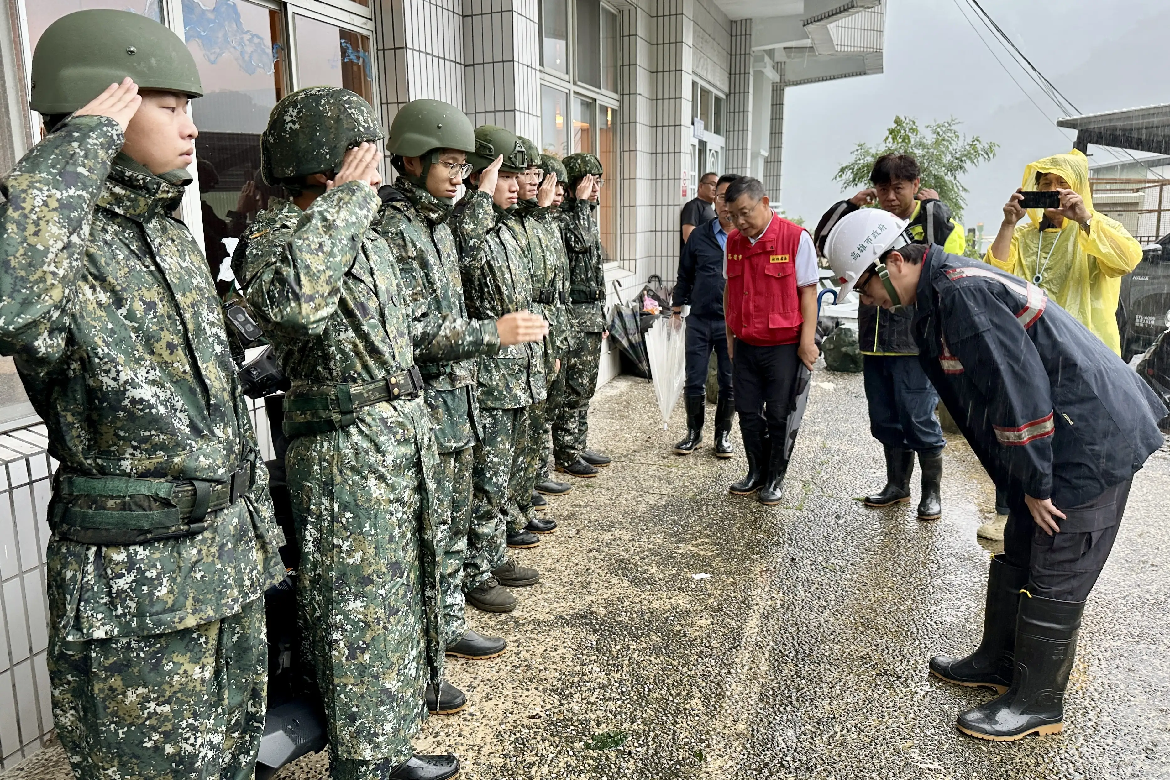 市長陳其邁並感謝國軍協助投入搶災行動，展現堅實後盾力量。 （高雄市政府提供）