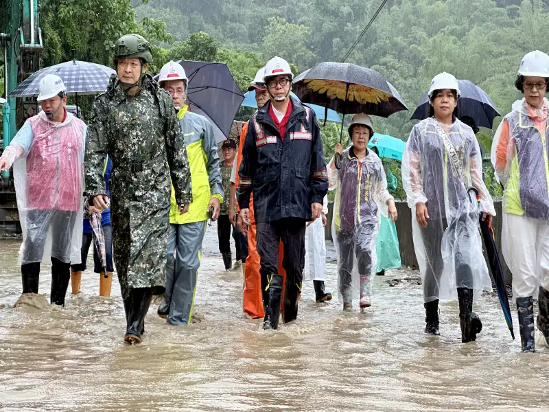 高雄山區豪雨災情嚴重　市長陳其邁勘災慰問並督促加速搶修