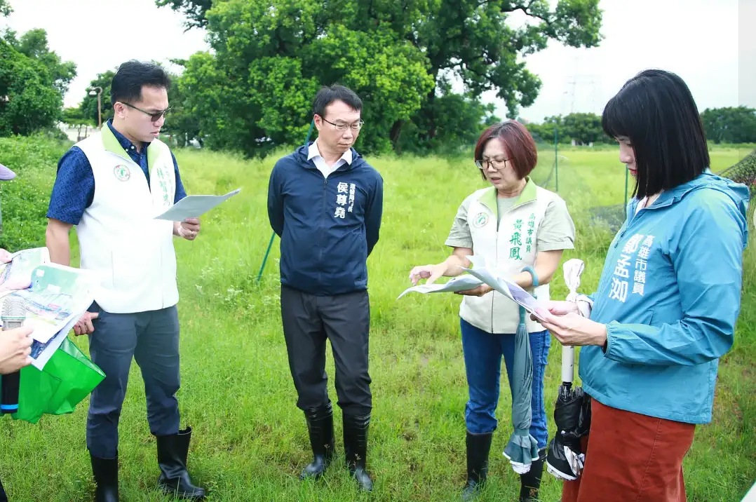 市議員黃飛鳳邀集議員林智鴻、鄭孟洳與高雄市棒球委員會主委蔡昌達,前往大樹棒壘球場會勘,三方聯手為改善球場設施發聲。(記者吳文生攝)