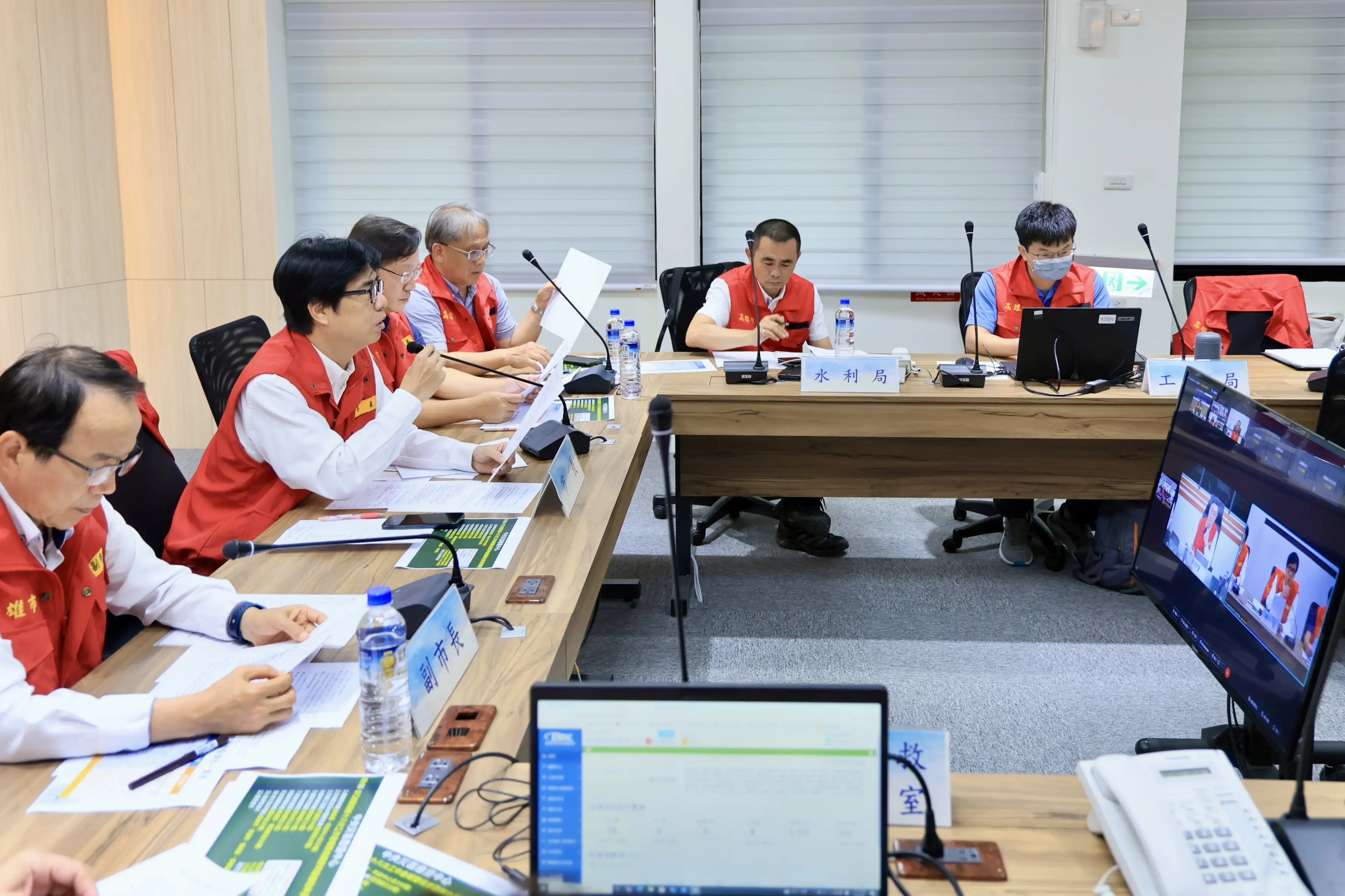 高雄市長陳其邁率市府團隊與行政院長卓榮泰進行視訊連線,報告最新災情、應變進度及後續協助需求。(高雄市政府提供)