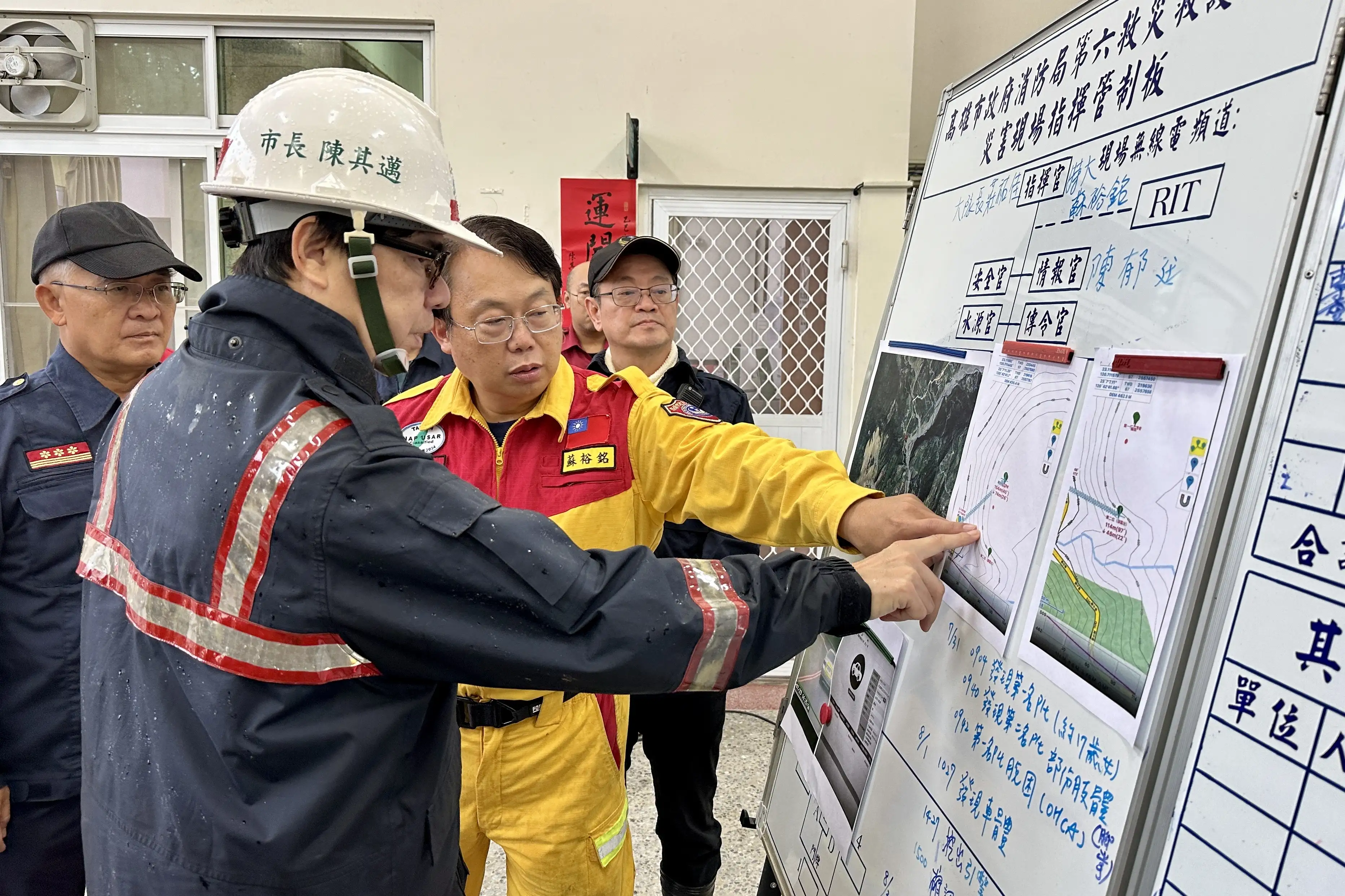陳其邁市長前往六龜災區勘災，關心野溪清疏與道路受損情形，慰問救災人員並研擬替代通行路線。 （記者吳文生攝）