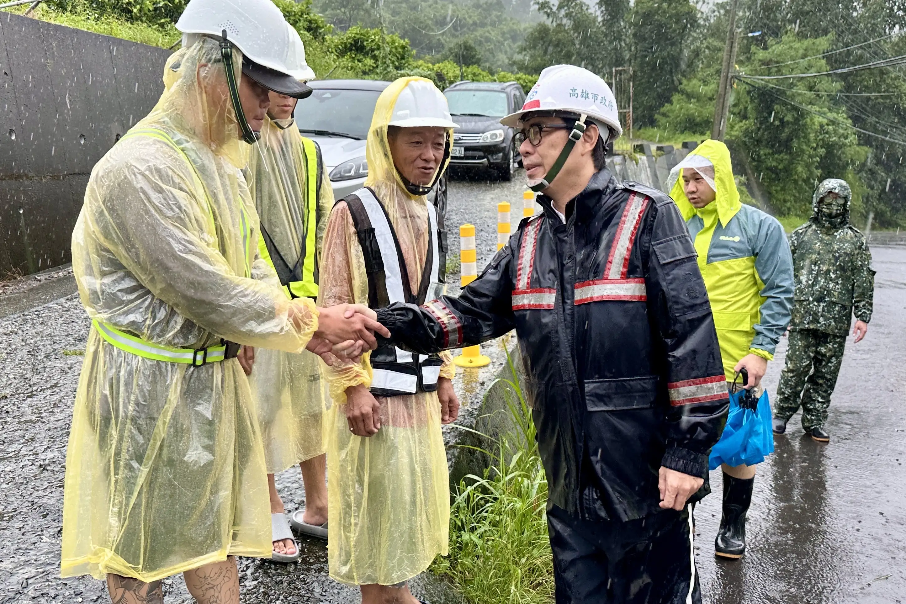 陳其邁市長前往六龜災區勘災，關心野溪清疏與道路受損情形，慰問救災人員並研擬替代通行路線。 （記者吳文生攝）