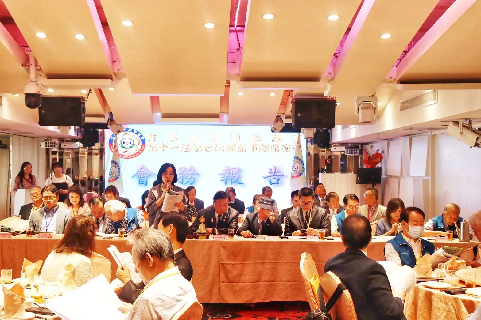 世界彰化同鄉總會2日於台北第一飯店敘香園餐廳舉行第11屆第7次理監事聯席會議,吸引百餘位鄉親參與。(記者吳文生攝)