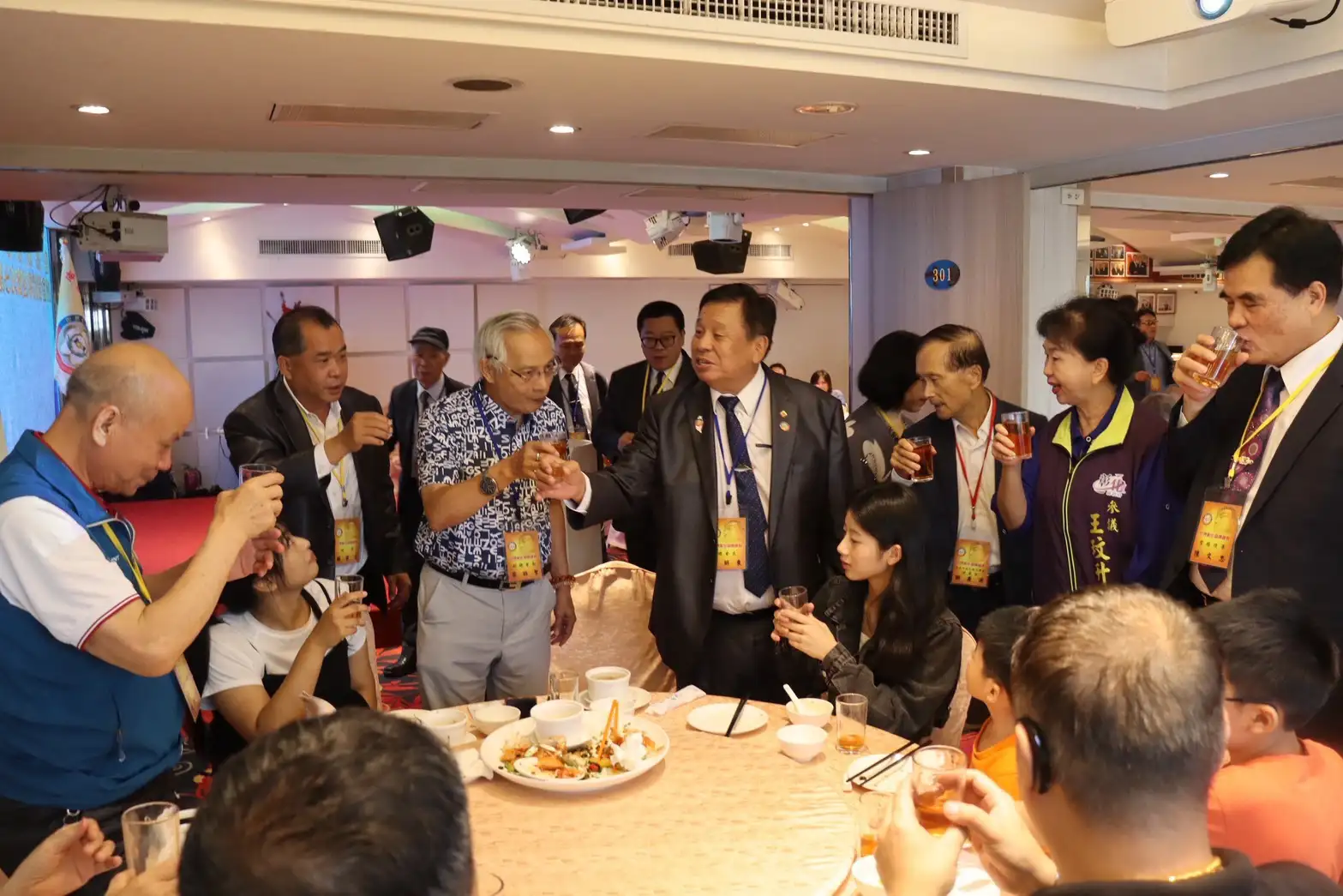 世界彰化同鄉總會2日於台北第一飯店敘香園餐廳舉行第11屆第7次理監事聯席會議,吸引百餘位鄉親參與。(記者吳文生攝)