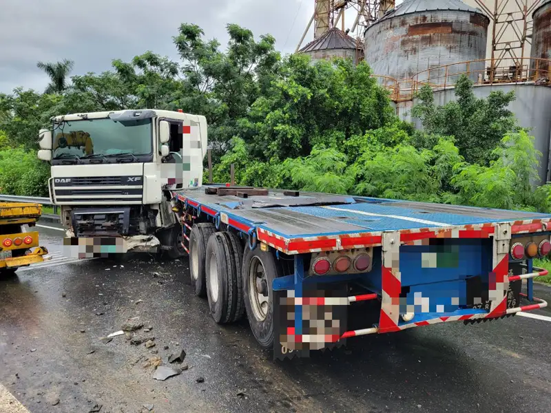 永康交流道匝道聯結車自撞護欄　駕駛輕傷無酒駕