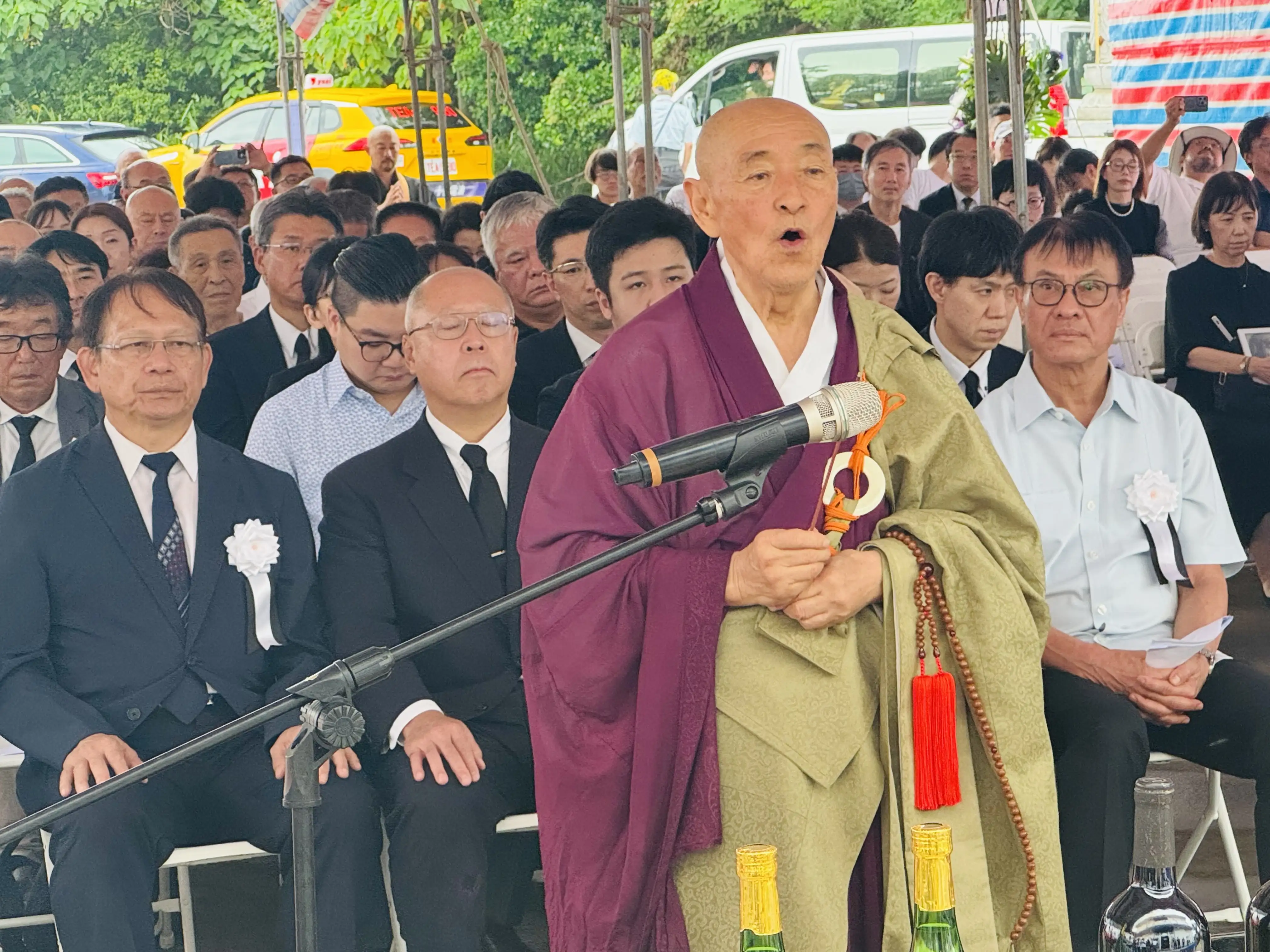 屏東縣恆春鎮潮音寺三日舉行第11次慰靈祭,悼念二戰長眠於巴士海峽的10萬至20萬亡魂,遠從日本專程出席的日籍遺族多達150人。(記者吳文欽攝)