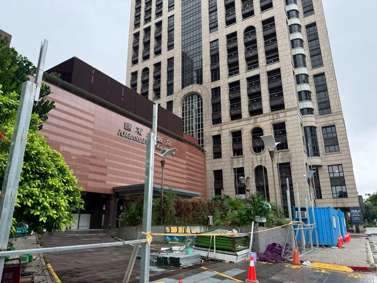 高雄市政府工務局說明國賓飯店危老重建案拆除許可審查過程,強調依法依規辦理;國賓飯店拆除前已完成施工圍籬與安全設施。(記者吳文生翻攝)