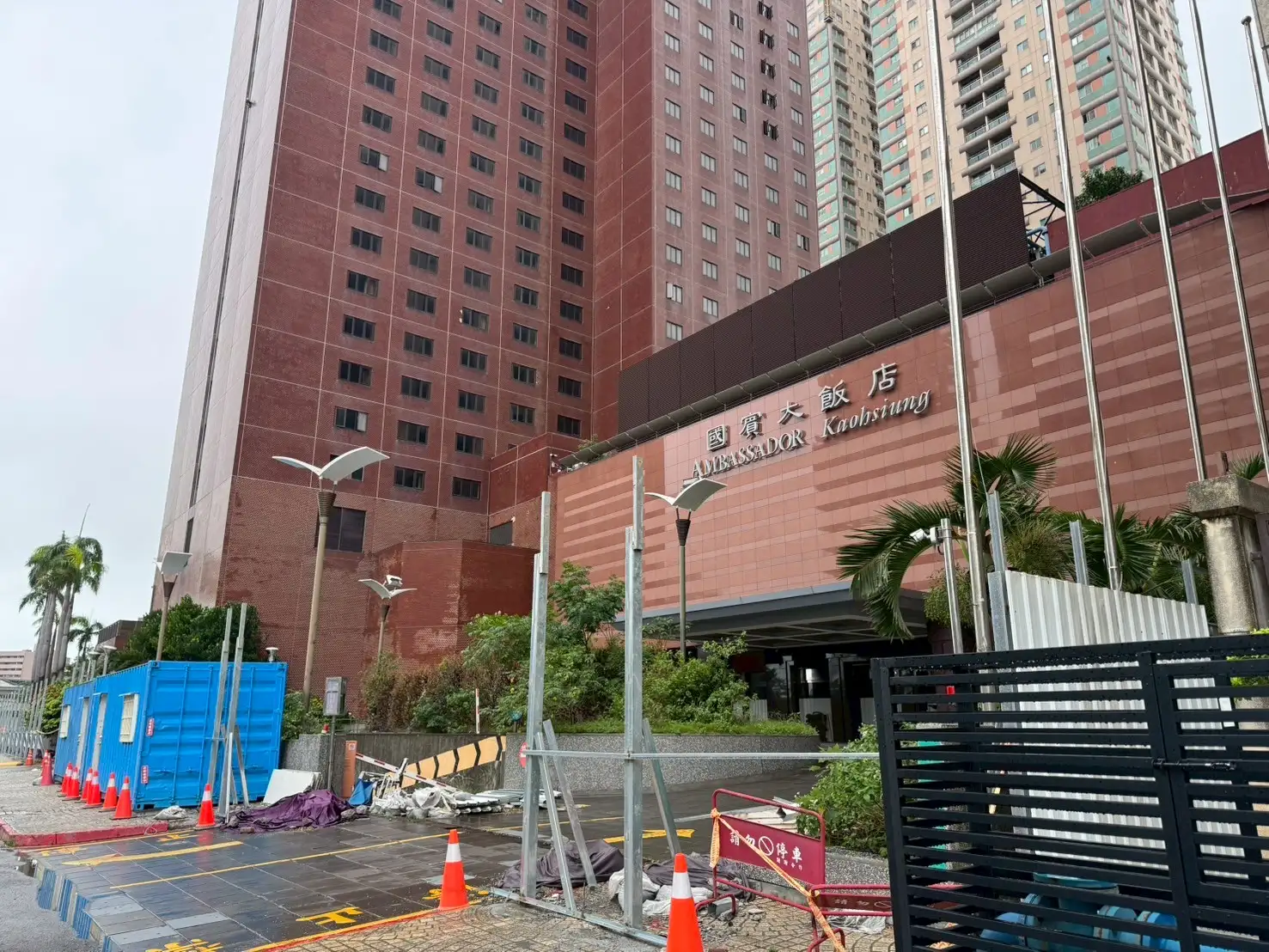 技師公會多次耐震初評確認國賓飯店符合危老重建標準,市府持續監督施工,確保愛河周邊公共安全。(記者吳文生翻攝)