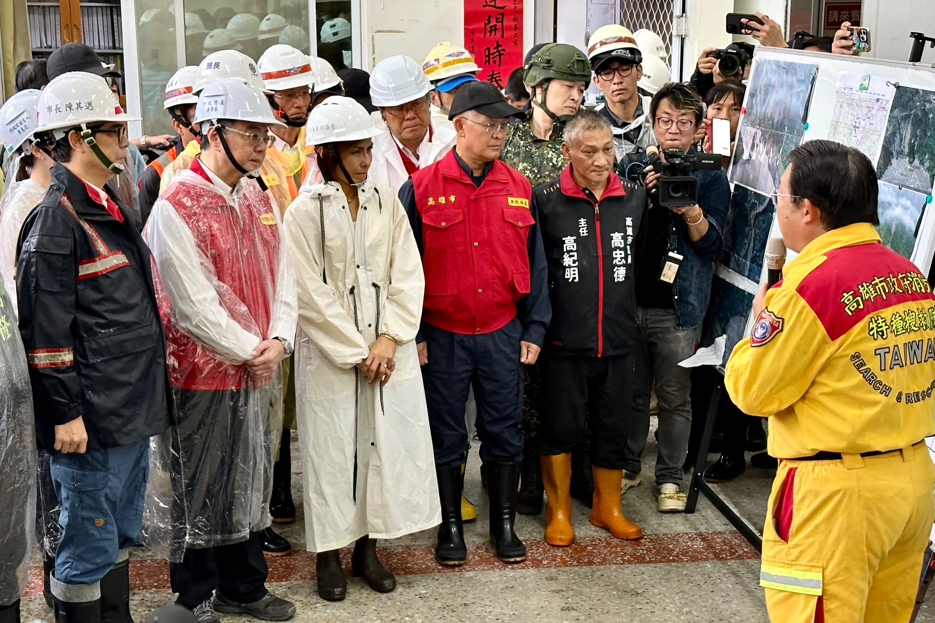 陳其邁市長偕卓榮泰院長勘災六龜，聽取簡報關心寶來橋修復與搜救進度，感謝前線人員辛勞。 (記者吳文生翻攝)