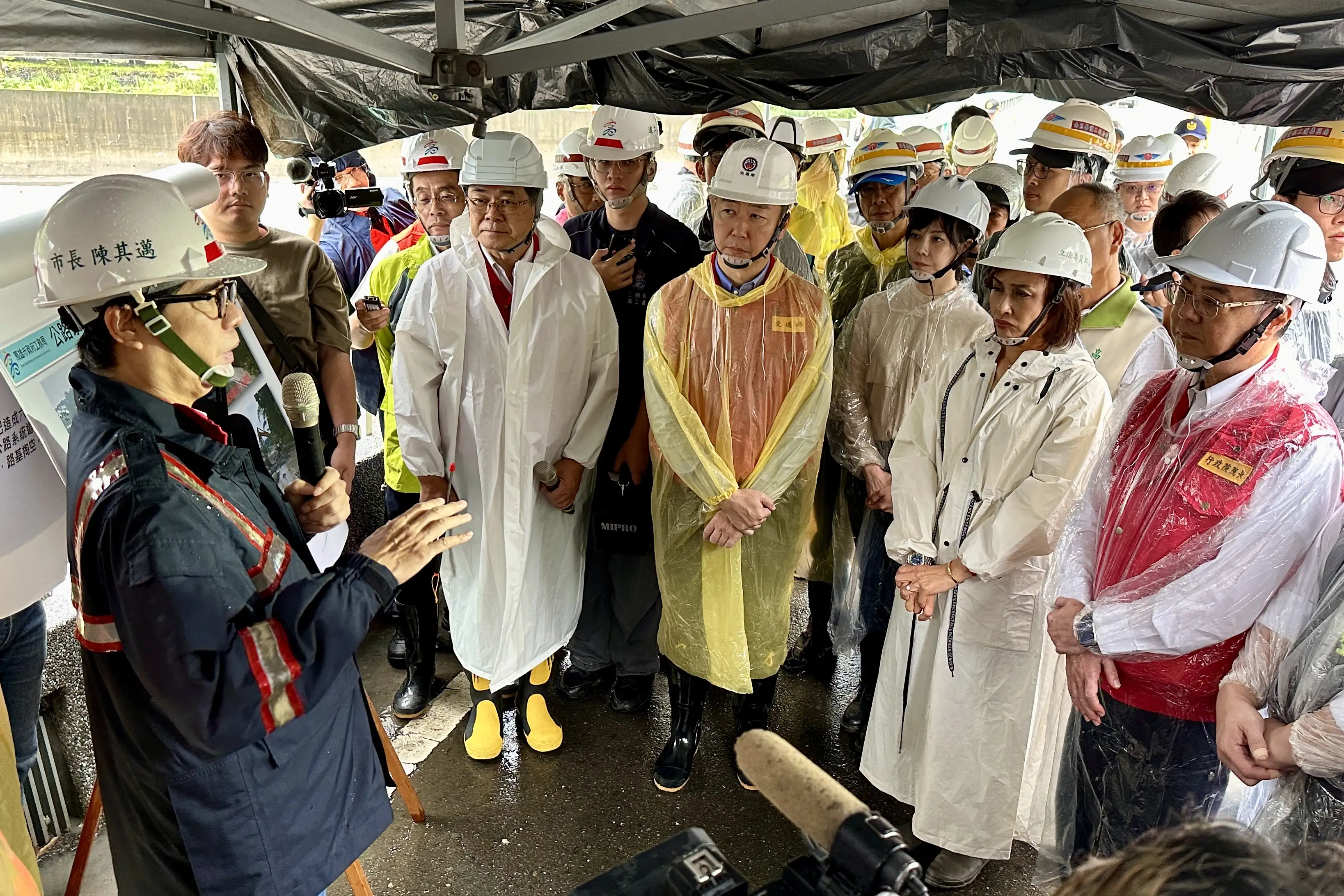 陳其邁市長偕卓榮泰院長勘災六龜，聽取簡報關心寶來橋修復與搜救進度，感謝前線人員辛勞。 (記者吳文生翻攝)