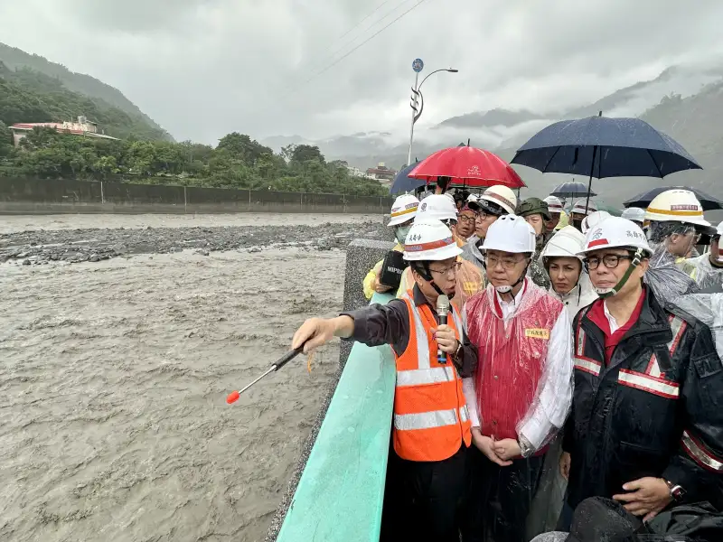 陳其邁陪同卓榮泰勘災六龜　關心道路搶修與墜車搜救進度
