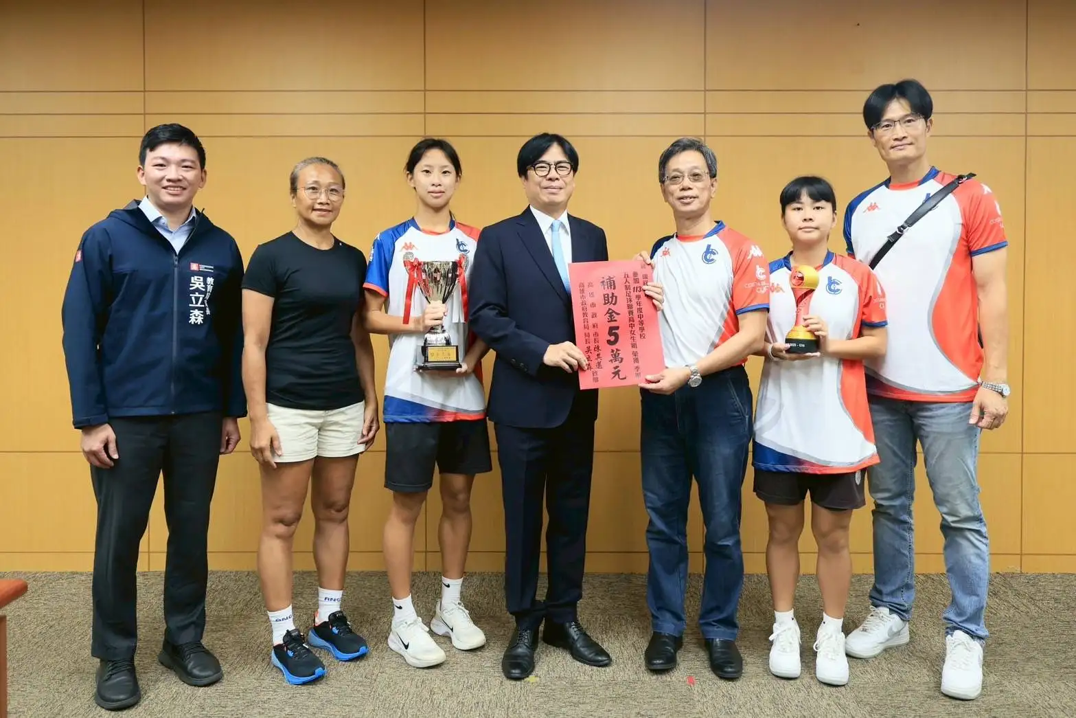 市長陳其邁頒獎表揚瑞祥高中女足隊,恭賀榮獲全國五人制足球聯賽高中女生組季軍。(記者吳文生翻攝)