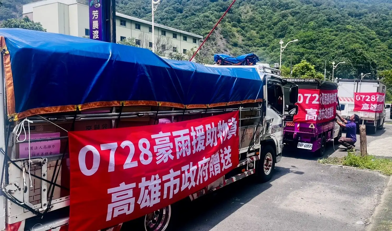 高市府啟動「整隻豬配送計畫」,三日內將15頭新鮮整豬送達桃源、那瑪夏與茂林三區共14個里,由農用運輸車深入山區配送,副秘書長王宏榮、張家興也隨隊進入部落協助,傳遞生活與文化雙重關懷。(高市府提供)