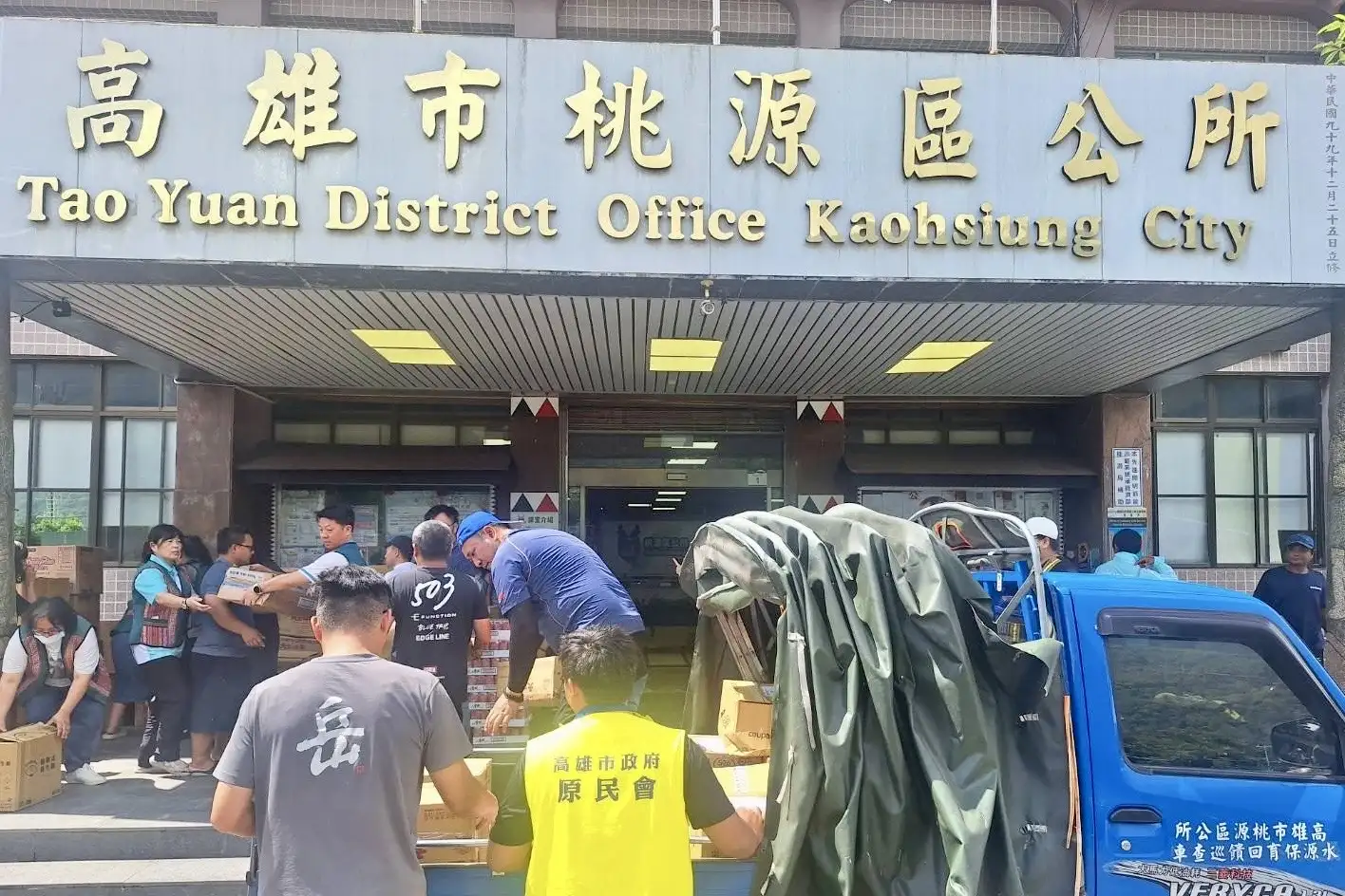 物資運送多仰賴先前由陳市長補助提供的農用運輸車,提高配送效率。(高市府提供)
